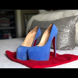 *SALE‼️ Christian louboutin blue suede daffodile